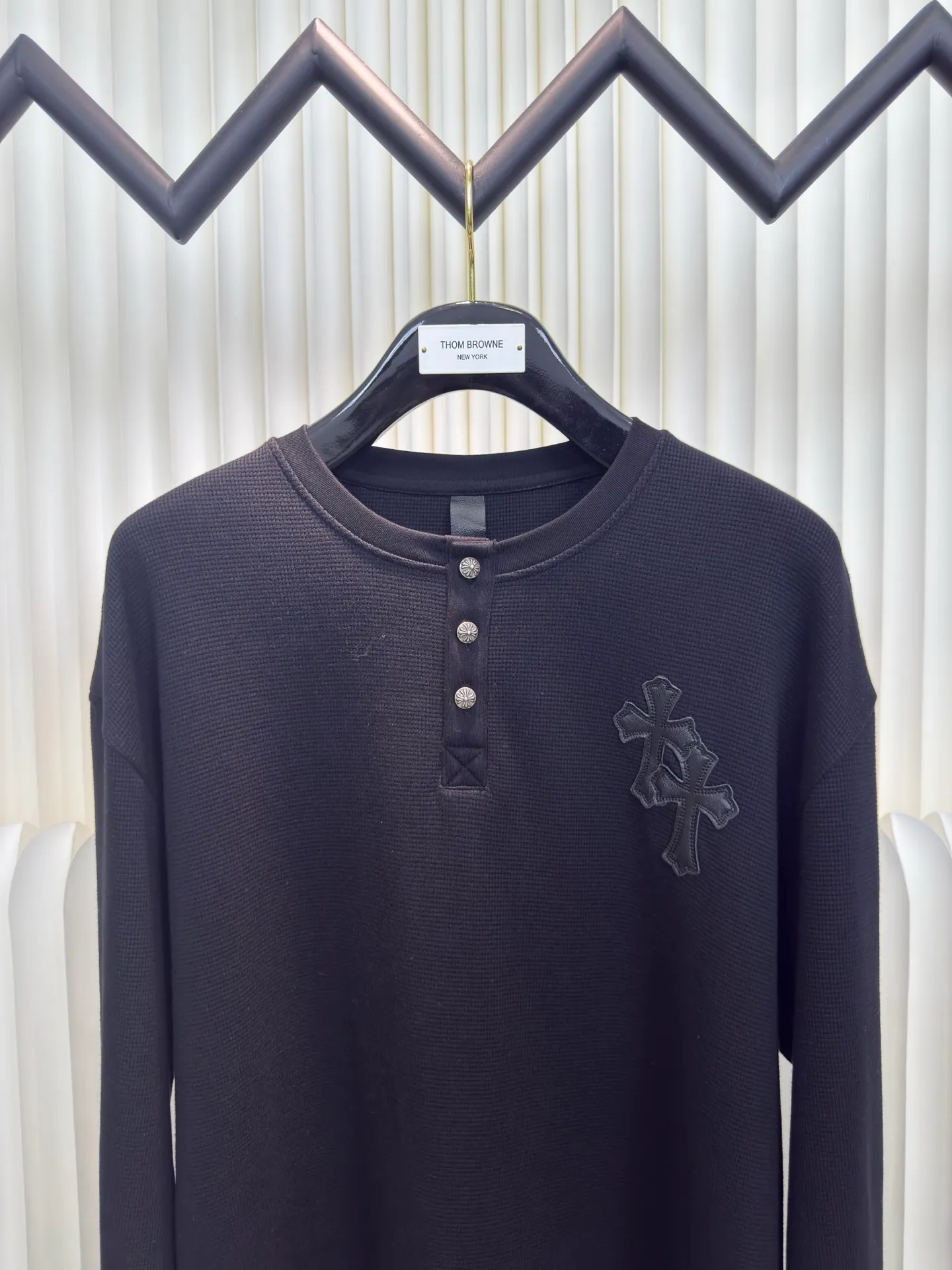 P400 Chrome Hear patchwork leather Henry collar waffle sweatshirt. The fabric is made of 350g cotton waffle double-layer material before washing (to distinguish low-weight, cut corners and non-pure cotton market products). The silver buckles and scrolls are made of antique bronze and real silver (the materials have reached 300+ quality in the market). The leather label is still made of genuine imported lambskin. The most important thing is the hand-sewn leather (the cost is high when it comes to handwork). A lot of effort has been put into the fabric, hardware and craftsmanship. The top quality in the market. The industry benchmark is only owned by a few people. Size S M L